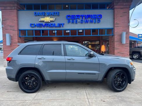 Used 2019 Jeep Grand Cherokee Laredo image 11