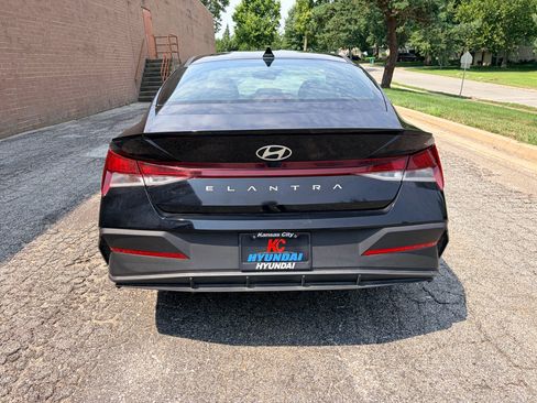 Used 2025 Hyundai Elantra Sport FWD image 4