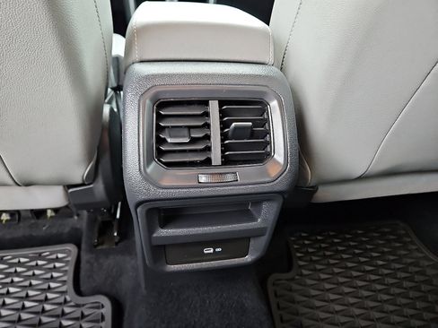 Certified 2022 Volkswagen Taos SE image 8