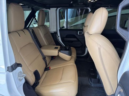 Used 2019 Jeep Wrangler Unlimited Sahara AWD/4WD image 33
