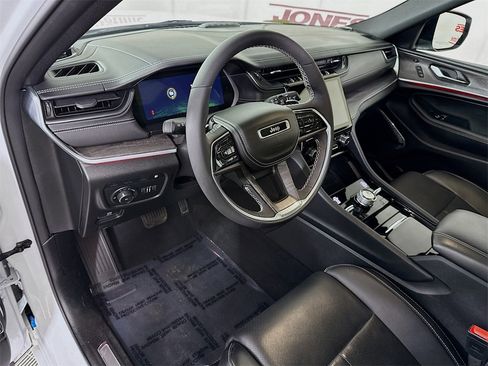 Used 2023 Jeep Grand Cherokee Overland w/ Luxury Tech Group IV image 18