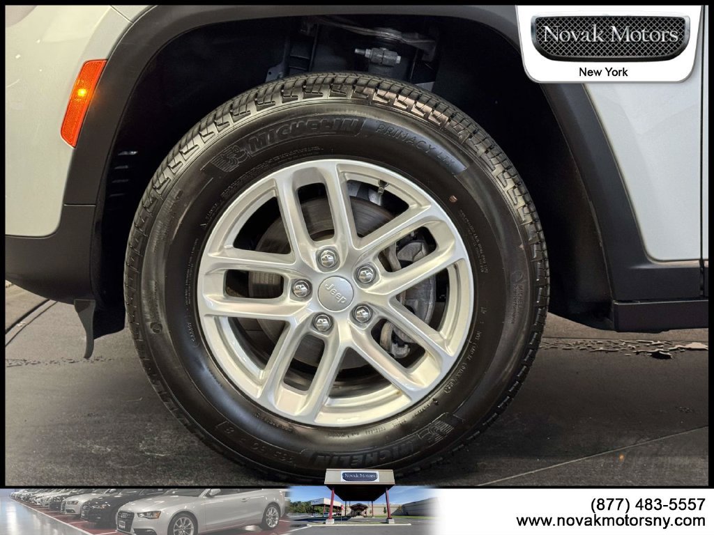 Used 2024 Jeep Grand Cherokee Laredo X AWD/4WD image 9