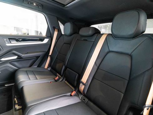 Certified 2025 Porsche Cayenne AWD/4WD image 36