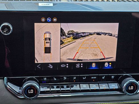 Used 2025 Chevrolet Colorado ZR2 w/ Technology Package AWD/4WD image 19