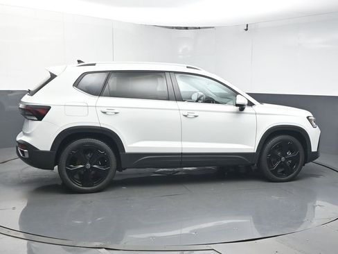 Used 2025 Volkswagen Taos SE image 8