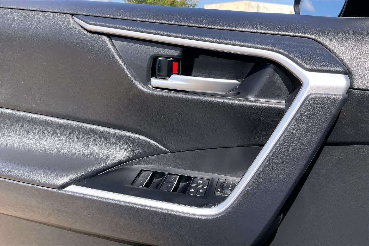 Used 2025 Toyota RAV4 XLE FWD image 29