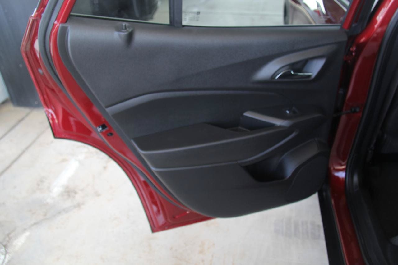 Used 2025 Chevrolet Trax LT w/ LT Convenience Package FWD image 21