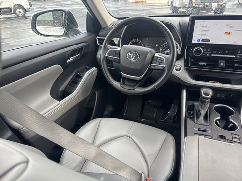 Used 2024 Toyota Highlander XLE image 16