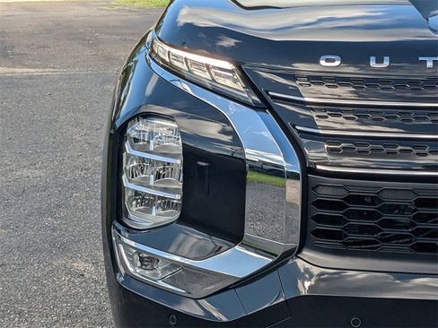 New 2025 Mitsubishi Outlander SE image 10