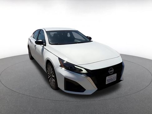 Used 2025 Nissan Altima 2.5 SV FWD image 3