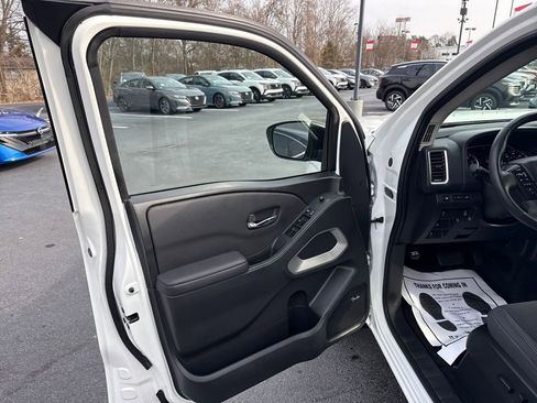 Used 2024 Nissan Frontier SV w/ SV Convenience Package image 11