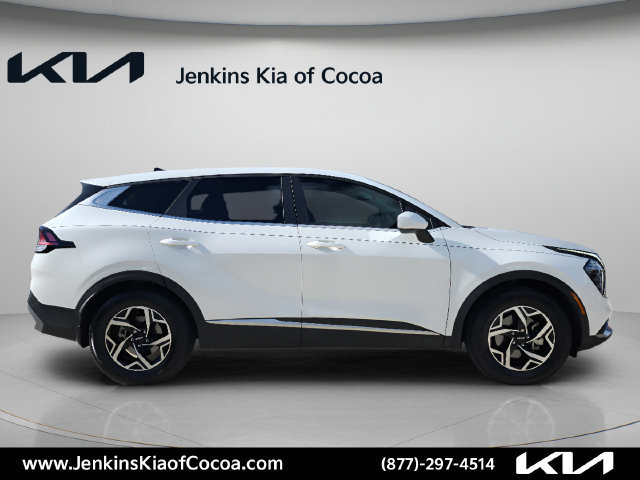 Used 2025 Kia Sportage LX FWD image 2