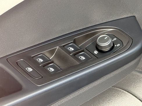 Certified 2025 Volkswagen Taos SE FWD image 11