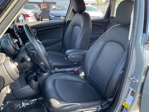 Used 2019 MINI Cooper 4-Door Hardtop w/ Storage Package FWD image 18