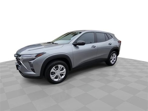 Used 2024 Chevrolet Trax LS image 4