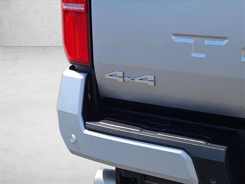 Certified 2025 Toyota Tacoma SR5 AWD/4WD image 30