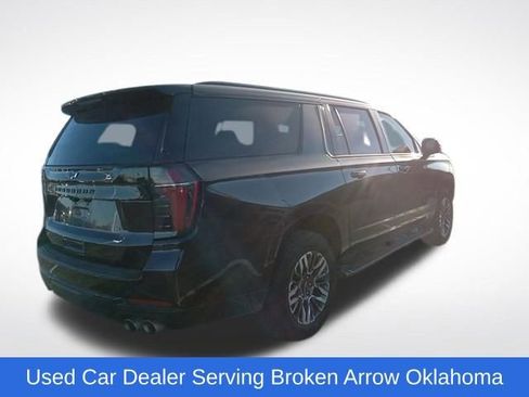 Used 2025 Chevrolet Suburban Z71 image 8