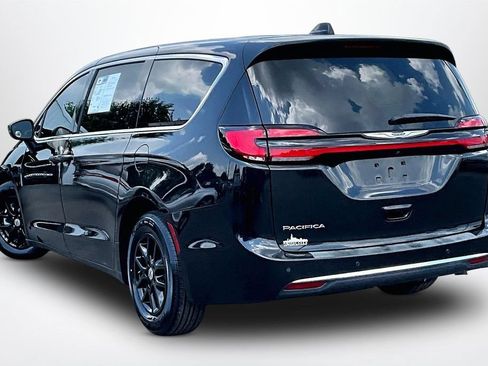 Used 2023 Chrysler Pacifica Touring-L FWD image 5