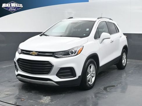 Used 2020 Chevrolet Trax LT w/ Driver Confidence Package FWD image 3
