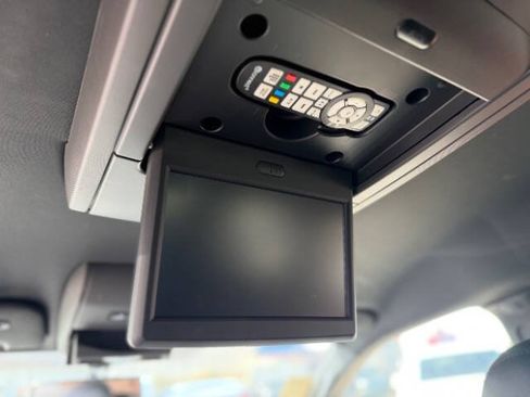 Used 2014 Chrysler Town & Country S FWD image 15