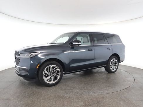 Used 2025 Lincoln Navigator Reserve image 3