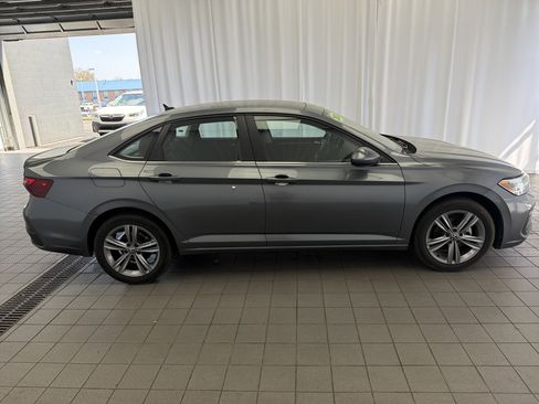 Used 2024 Volkswagen Jetta SE FWD image 4