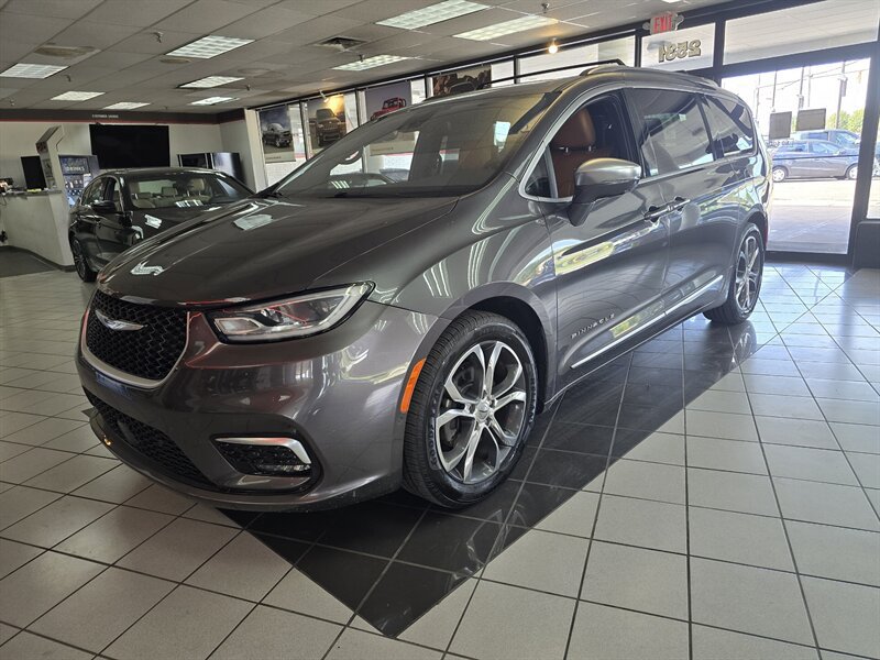 Used 2022 Chrysler Pacifica Pinnacle FWD image 1