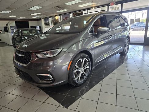 Used 2022 Chrysler Pacifica Pinnacle FWD image 1