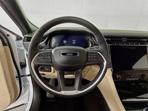 New 2025 Jeep Grand Cherokee Limited image 11