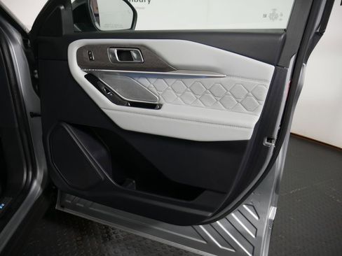 Used 2025 Ford Explorer Platinum w/ LUX Leather Package image 6