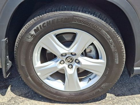 Used 2025 Toyota Highlander LE AWD/4WD image 9