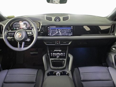 Used 2025 Porsche Cayenne Coupe image 19