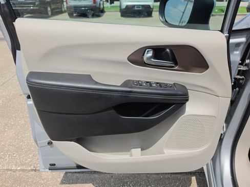 Used 2022 Chrysler Voyager LX FWD image 16
