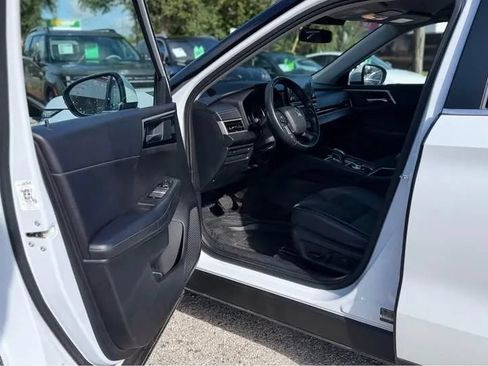 Used 2024 Mitsubishi Outlander FWD image 12