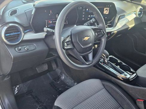 Used 2025 Chevrolet Trax LT image 10