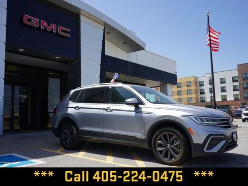 Used 2024 Volkswagen Tiguan SE FWD image 2