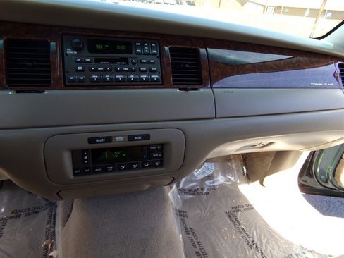 Used 2002 Lincoln Town Car Signature image 33
