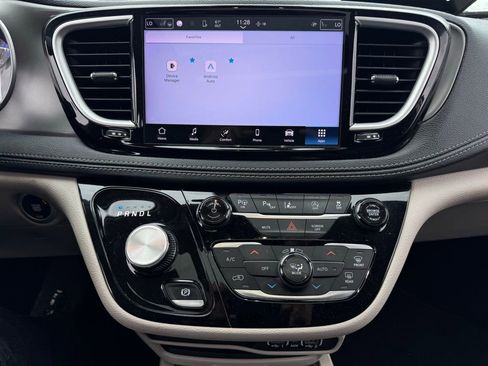 Used 2023 Chrysler Pacifica Touring-L image 9