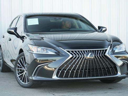 Used 2023 Lexus ES 300h w/ Premium Package image 2
