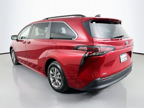 Certified 2023 Toyota Sienna XLE image 5