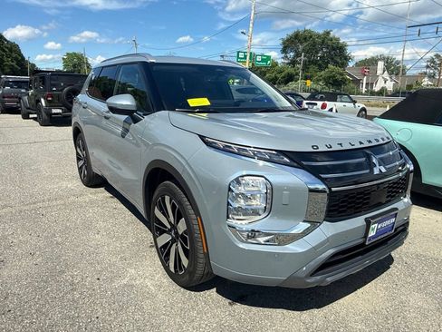 Used 2026 Mitsubishi Outlander AWD image 3