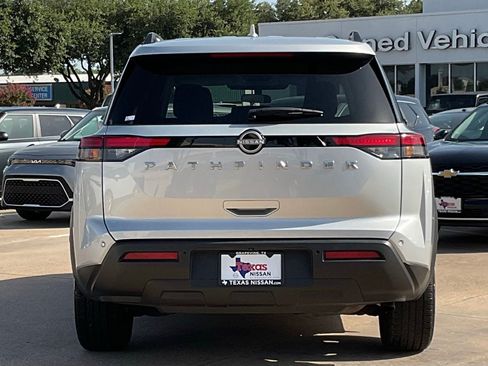 Used 2025 Nissan Pathfinder SV FWD image 5