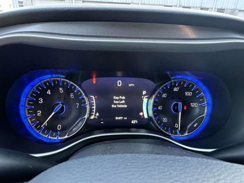 Used 2024 Chrysler Pacifica Touring-L image 25