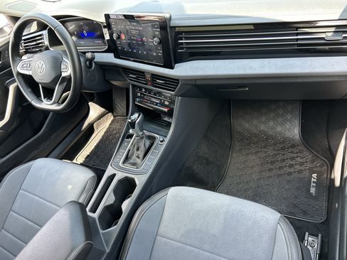 Used 2025 Volkswagen Jetta SE FWD image 10