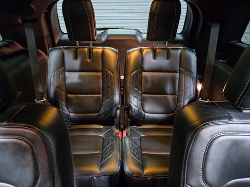 Used 2017 Ford Explorer Platinum image 18