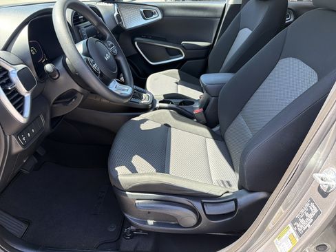 Used 2024 Kia Soul LX w/ Option Group 015 FWD image 17