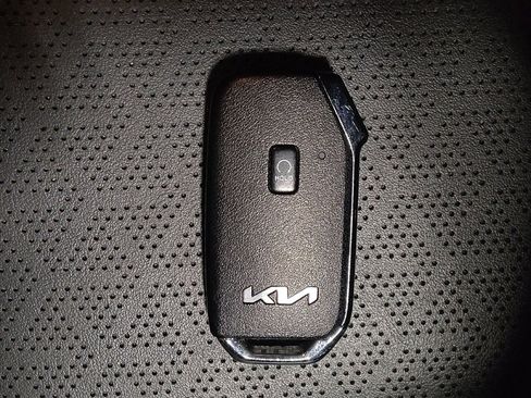 Used 2023 Kia Sorento S image 32