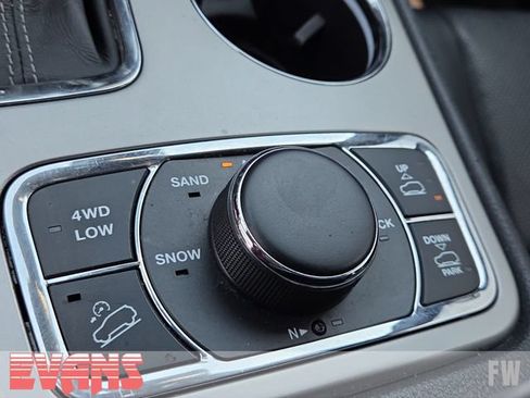 Used 2019 Jeep Grand Cherokee Overland AWD/4WD image 13