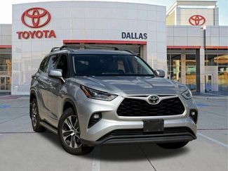 Used 2021 Toyota Highlander XLE AWD/4WD video 1