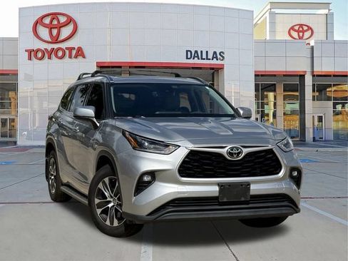 Used 2021 Toyota Highlander XLE AWD/4WD image 1
